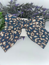 Load image into Gallery viewer, Leopard Hair bows
