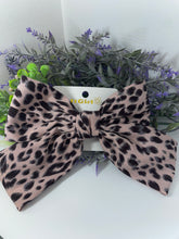 Load image into Gallery viewer, Leopard Hair bows
